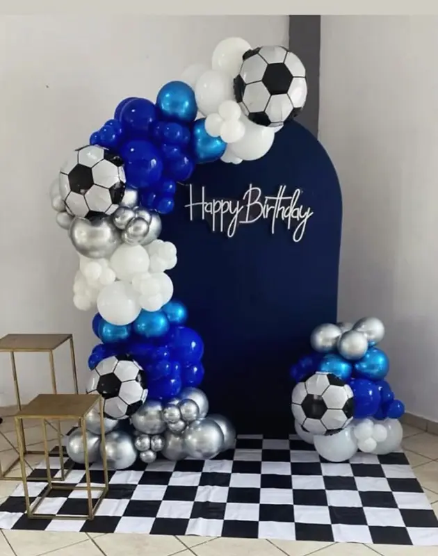 آرچ بادکنکی تم تولد فوتبال آبی تیره نقرهای با بکدراپ Happy Birthday و کف شطرنجی