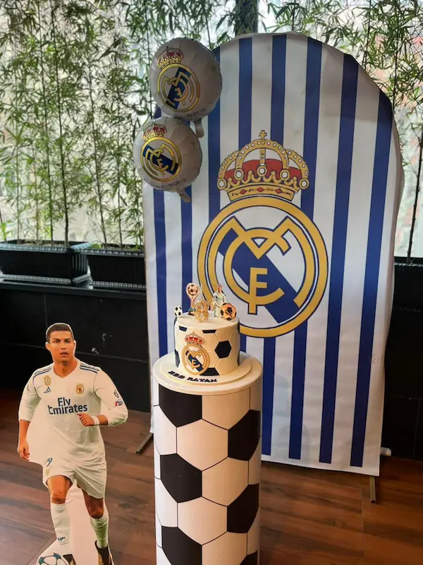 تم تولد کریستیانو رونالدو رئال مادرید با کاتاوت CR7، بنر باشگاه و کیک فوتبالی
