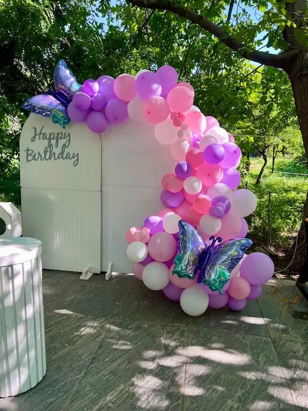 دکور تولد تم Butterfly با بادکنک پاستیلی صورتی و بنفش و پروانههای درخشان"
