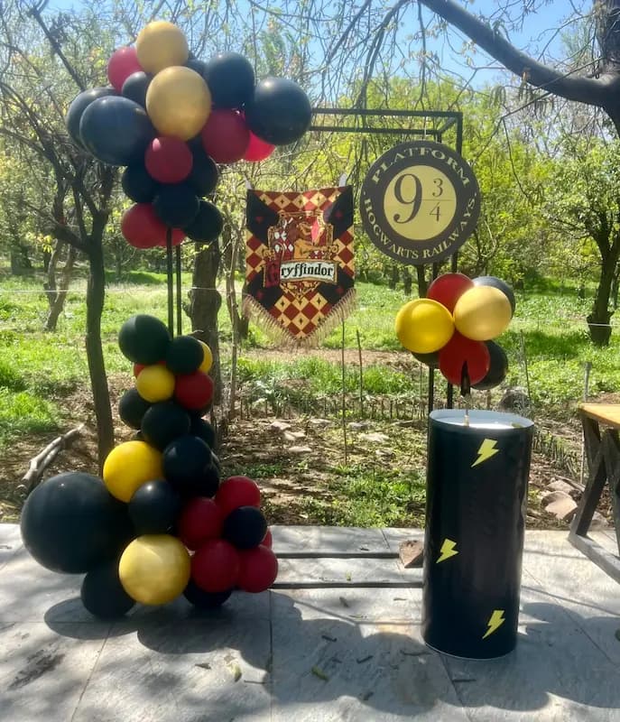 دکور تولد تم Harry Potter با بادکنک قرمز، مشکی و طلایی، بنر Gryffindor، تابلو Platform 9¾ "